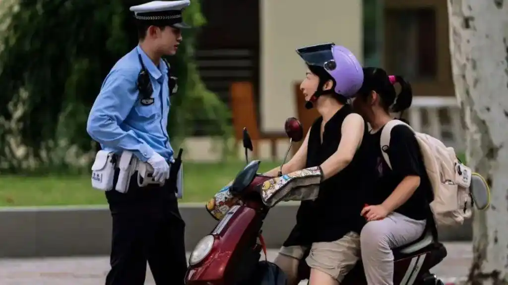 上海女学警“图图警官”火出圈_卷卷警官 执法视频 网友点赞