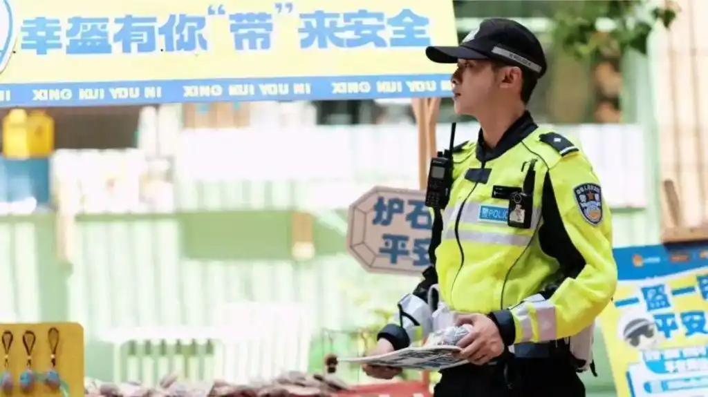 上海女学警“图图警官”火出圈_卷卷警官 执法视频 网友点赞