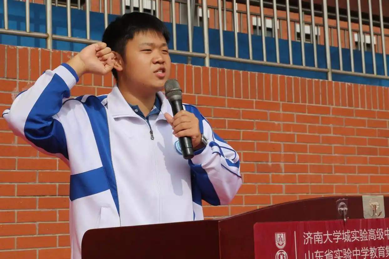 大学城实验第25届秋季田径运动会_校运会通讯稿1000字_100米200米比赛精彩瞬间