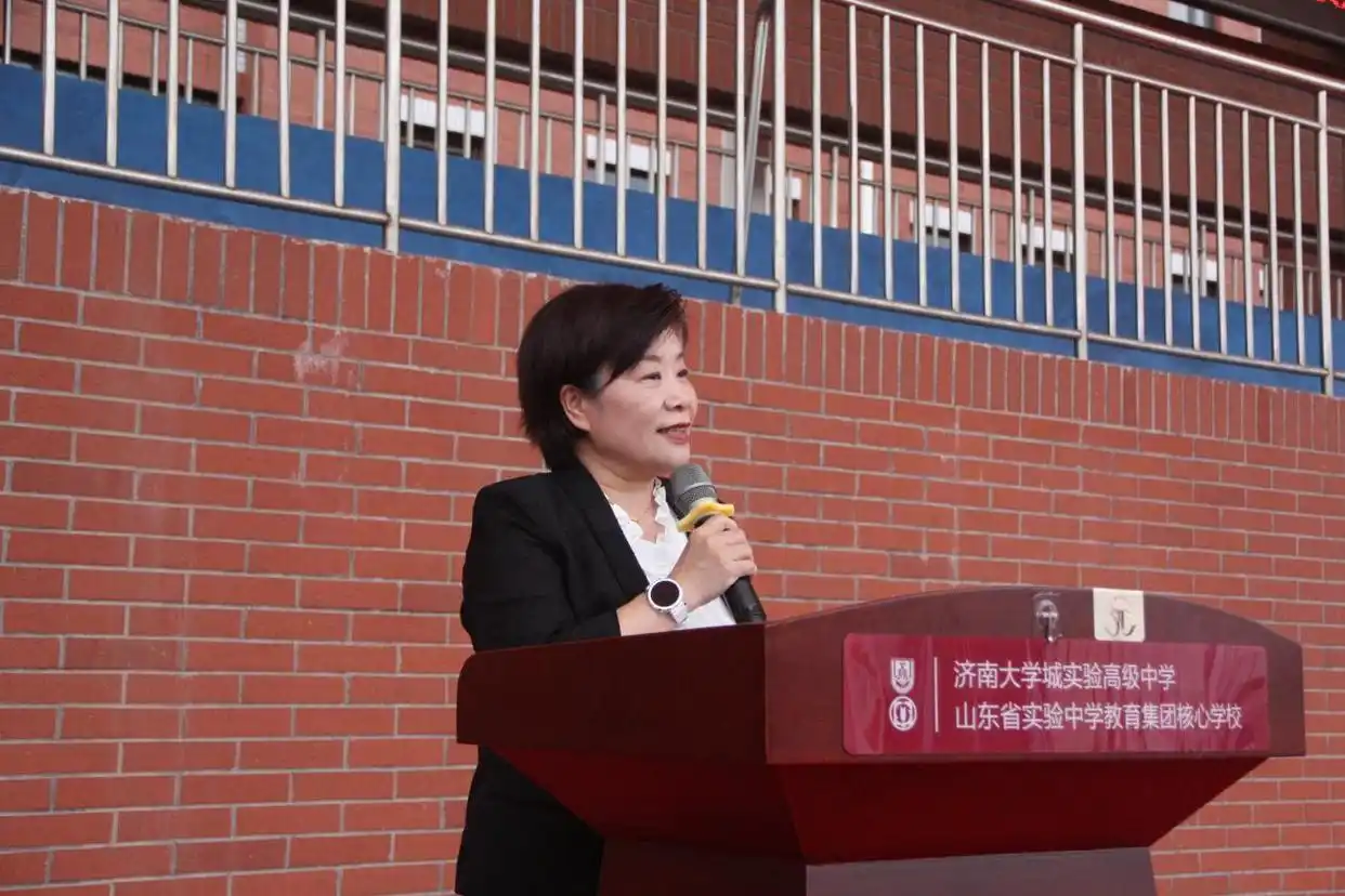 大学城实验第25届秋季田径运动会_100米200米比赛精彩瞬间_校运会通讯稿1000字