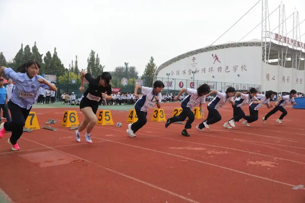 大学城实验第25届秋季田径运动会_100米200米比赛精彩瞬间_校运会通讯稿1000字