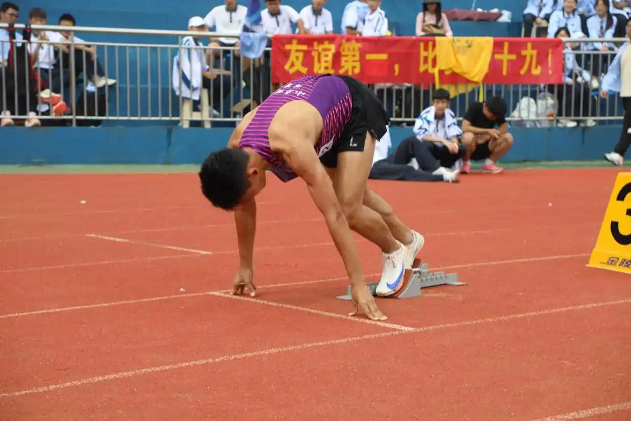 校运会通讯稿1000字_大学城实验第25届秋季田径运动会_100米200米比赛精彩瞬间