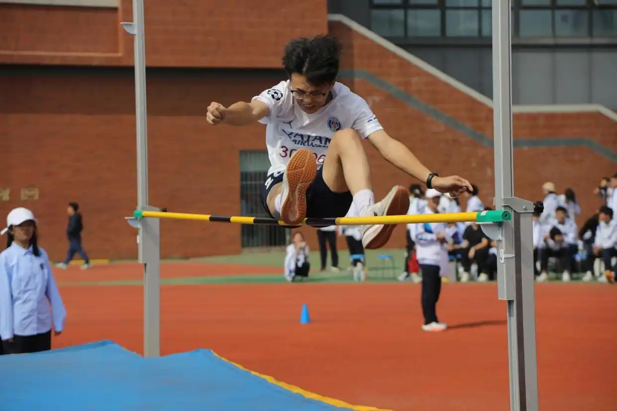 校运会通讯稿1000字_大学城实验第25届秋季田径运动会_100米200米比赛精彩瞬间