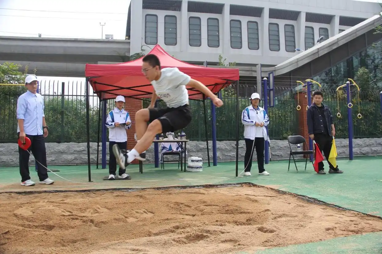 校运会通讯稿1000字_100米200米比赛精彩瞬间_大学城实验第25届秋季田径运动会