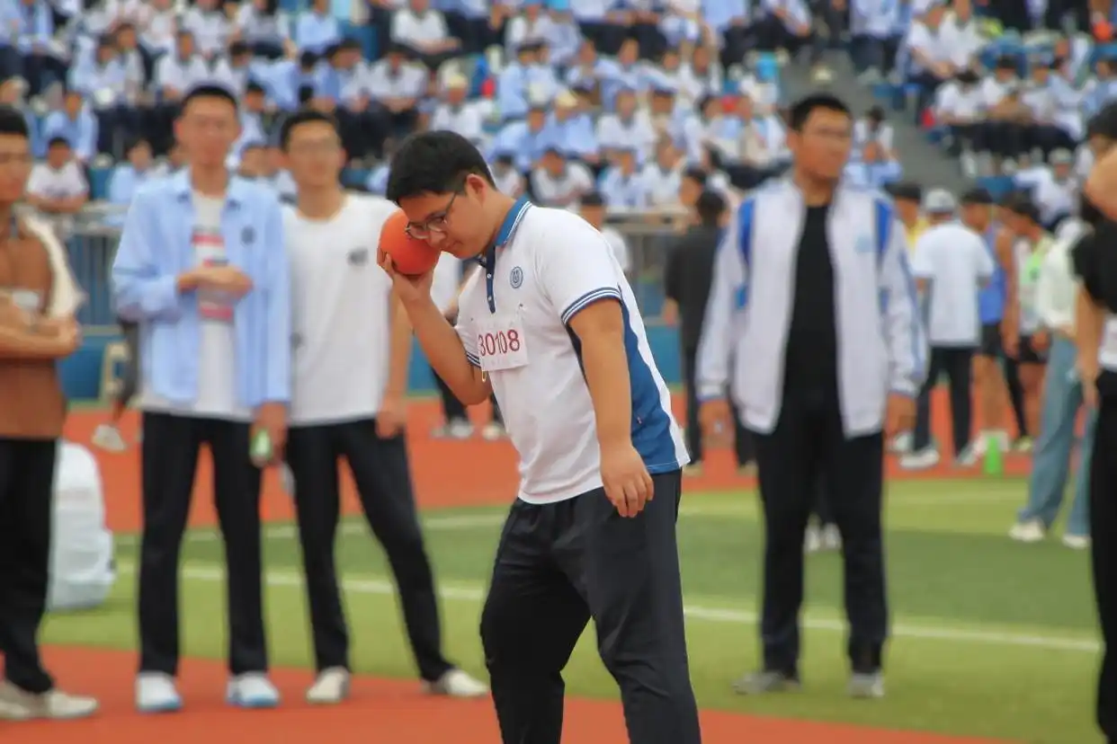 100米200米比赛精彩瞬间_校运会通讯稿1000字_大学城实验第25届秋季田径运动会