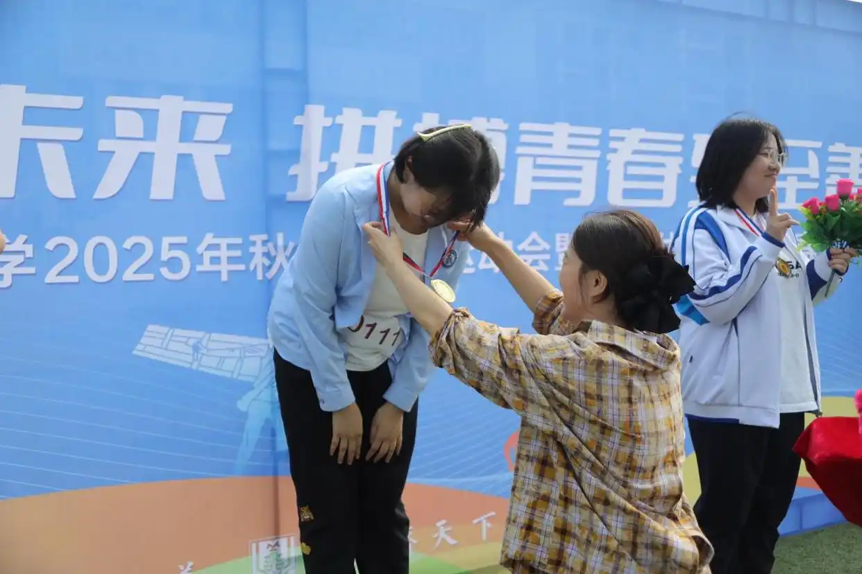 校运会通讯稿1000字_100米200米比赛精彩瞬间_大学城实验第25届秋季田径运动会