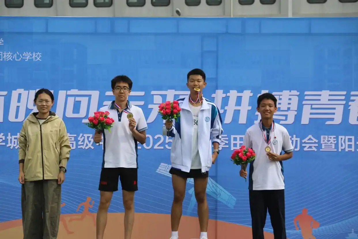 100米200米比赛精彩瞬间_校运会通讯稿1000字_大学城实验第25届秋季田径运动会