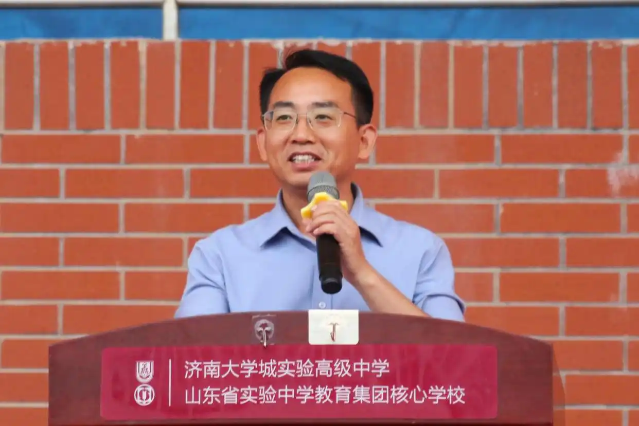 100米200米比赛精彩瞬间_校运会通讯稿1000字_大学城实验第25届秋季田径运动会