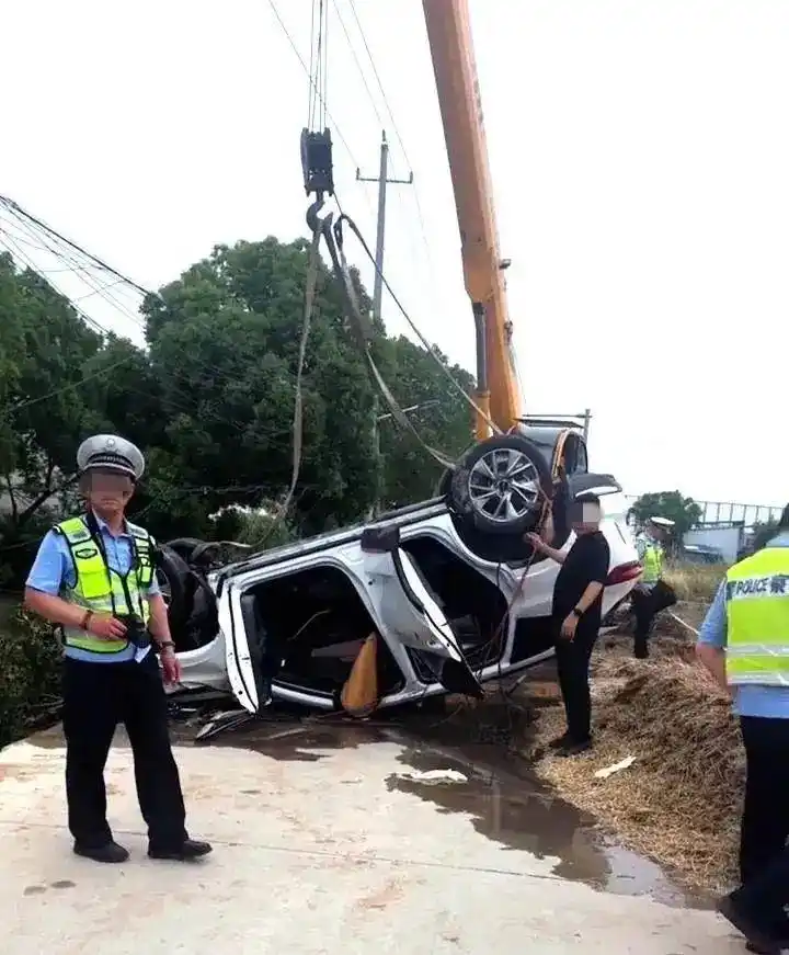 殡仪馆回应婚礼跳河新郎遗体已找到_车辆落水逃生自救方法_江苏靖江市婚礼坠河事故