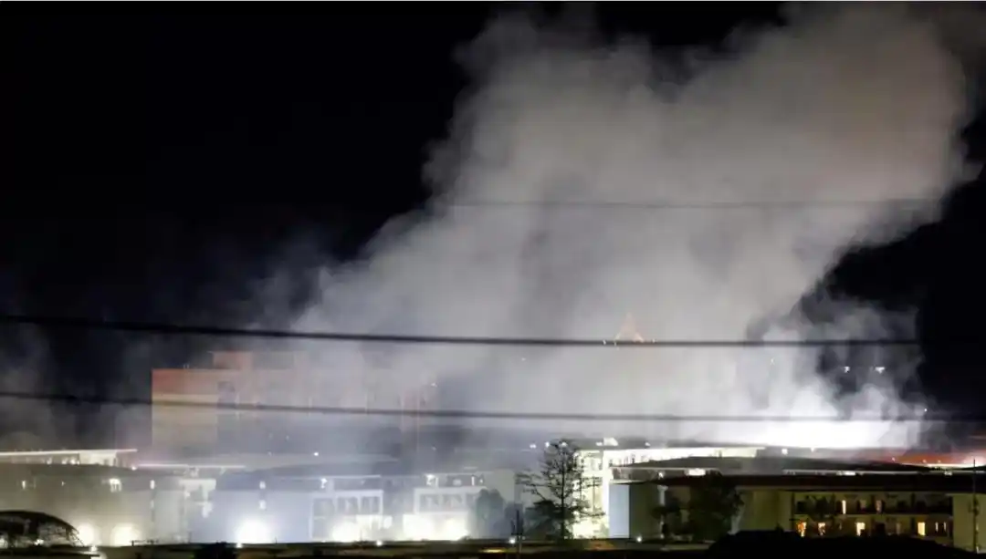 突传巨大爆炸声音，缅甸军方两次爆破KK园区建筑！目击者称动用了无人机，浓烟弥漫数分钟