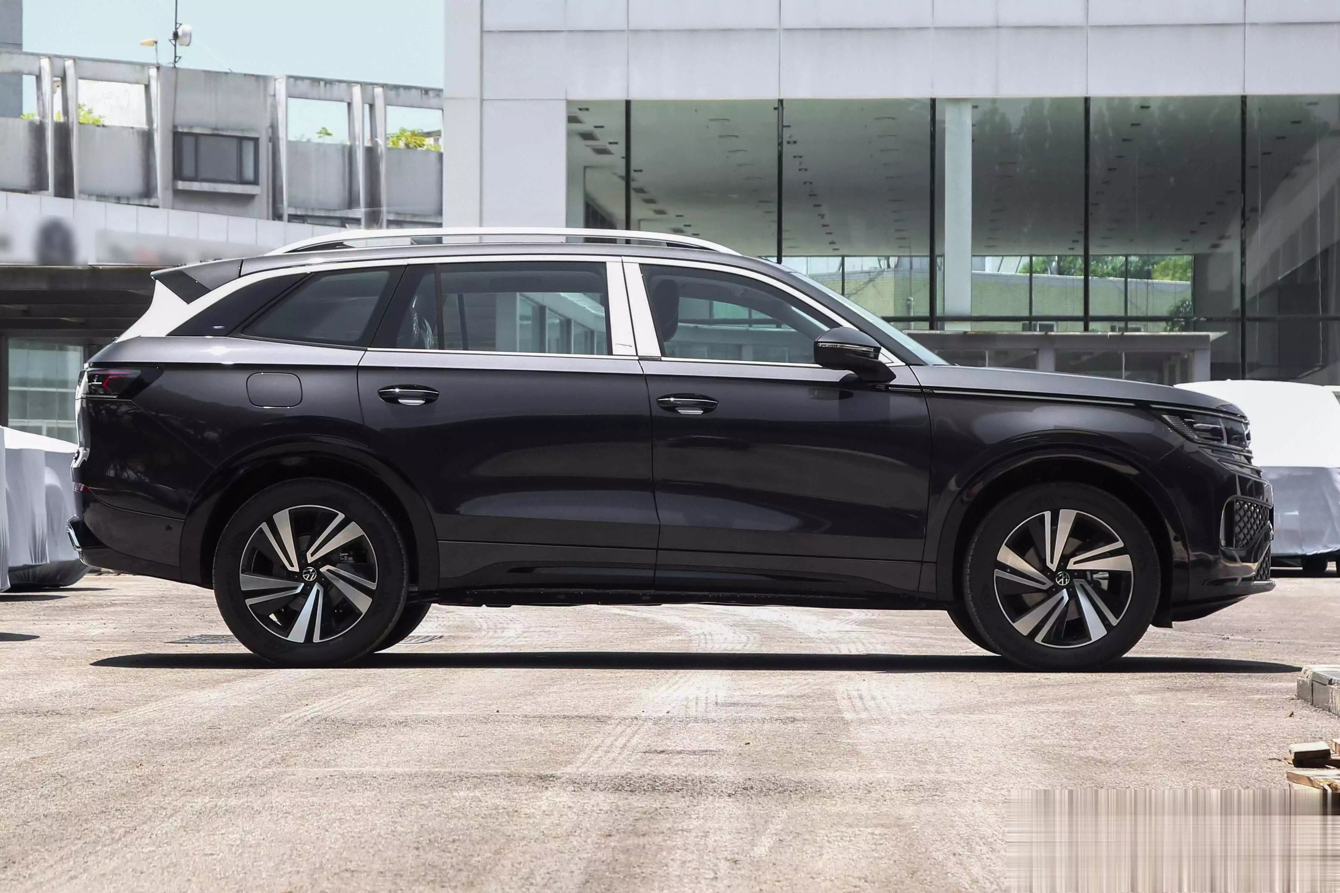 中大型SUV外观设计时尚动感_中大型SUV后排空间宽敞配置丰富_176 220