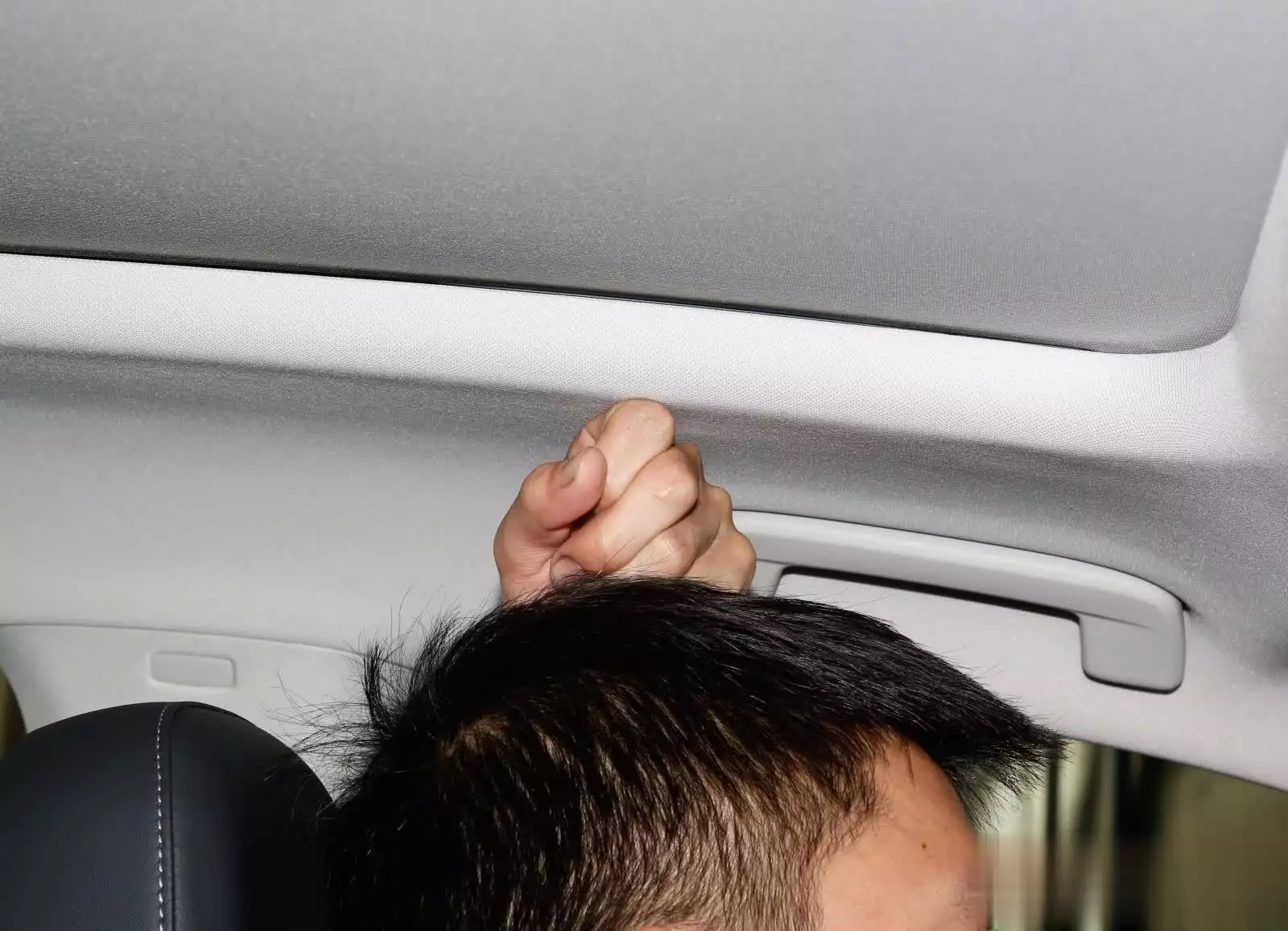 176 220_中大型SUV后排空间宽敞配置丰富_中大型SUV外观设计时尚动感