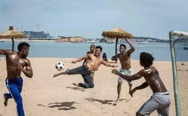 吴京 武术世家背景_吴京 早年经历_吴京战狼肌肉图片大全