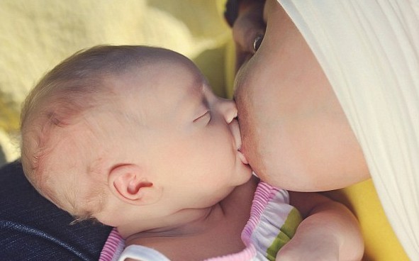 女人公众场合喂奶的尴尬(组图)