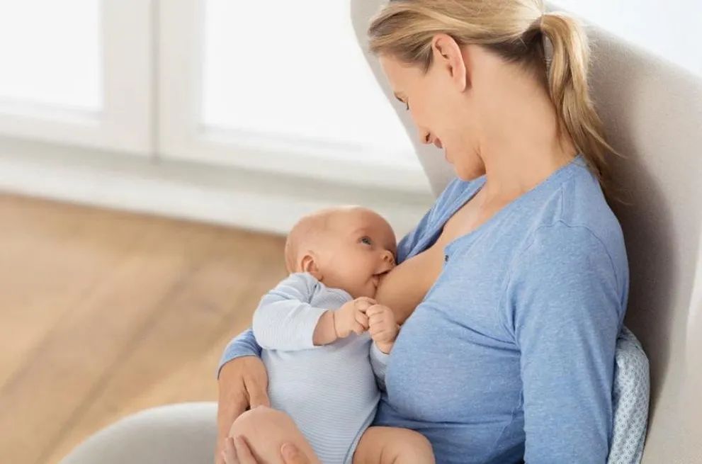 亲密育儿_按需喂养_妈妈给宝宝喂奶