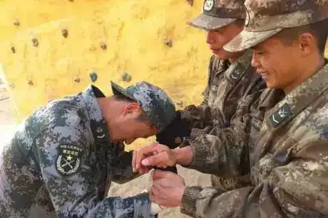 吴京成长经历_吴京战狼肌肉图片大全_吴京为戏拼命的狠