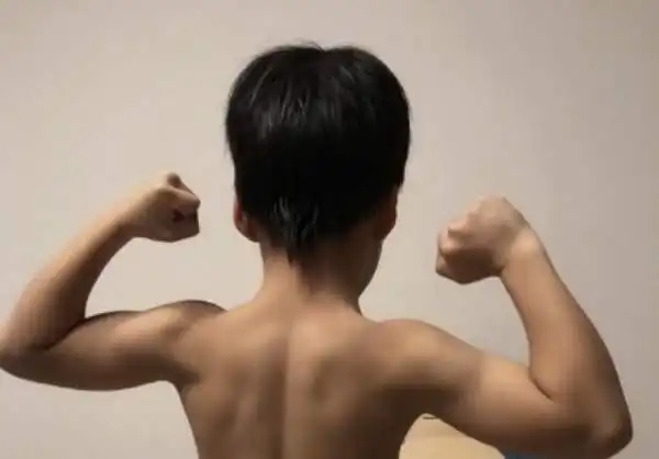 谢楠晒出儿子肌肉照片，网友纷纷打趣：《战狼3》没有他我不看！