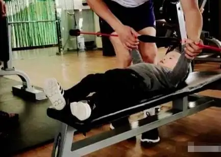 吴所谓肌肉线条_吴京战狼肌肉图片大全_谢楠晒儿子赤膊照