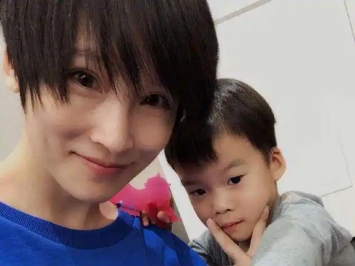 谢楠晒儿子赤膊照_吴京战狼肌肉图片大全_吴所谓肌肉线条