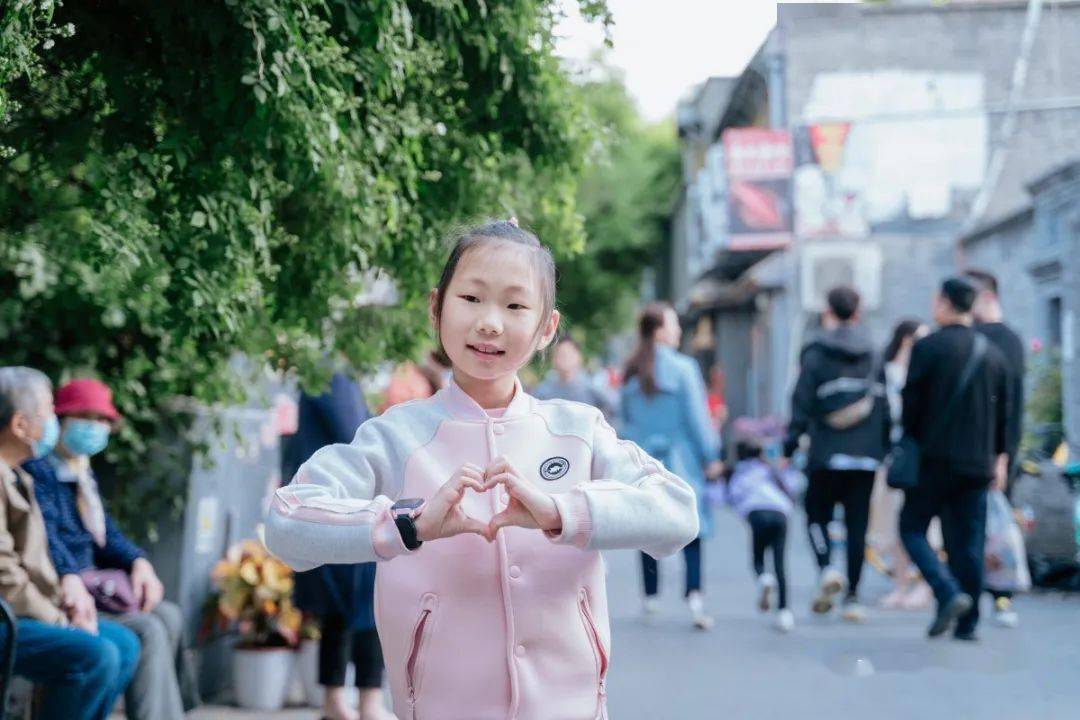 疫情核酸检测小学生画作_二年级画画获奖作品_致敬最美大白