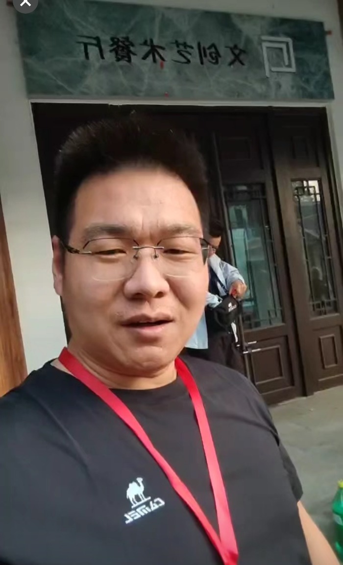 荒野求生选手“续命三件套”火出圈_安徽选手孙高生存技巧_张家界七星山荒野求生挑战赛