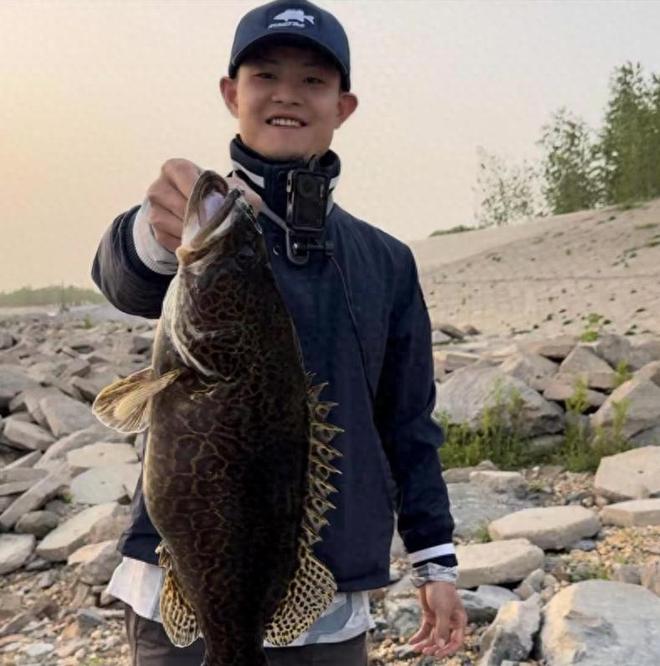 重庆网红“谈二娃”因钓鱼溺亡，年仅25岁，生前调侃一语成谶