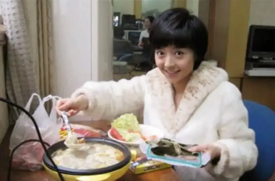 佟瑶 坠河溺亡 主持人_四川播音员佟瑶裸尸图