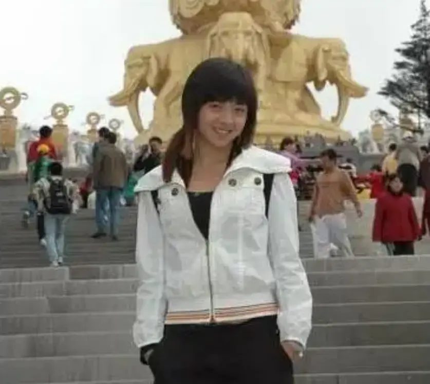 佟瑶 坠河溺亡 主持人_四川播音员佟瑶裸尸图