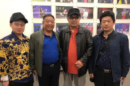 毕福剑罕见现身高档饭店聚会，两位美女作陪喝茶吃瓜