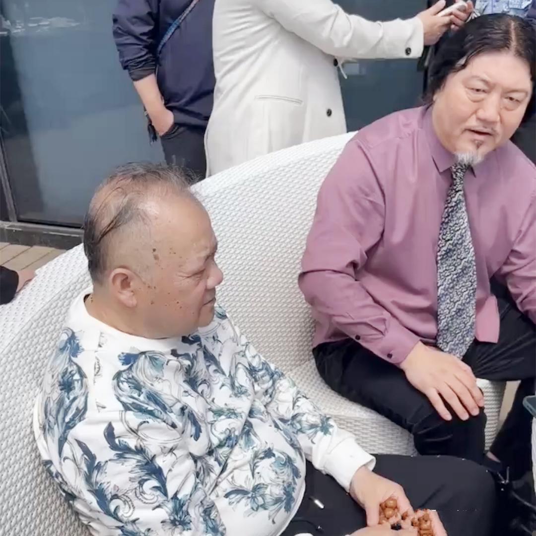 毕福剑最新动态_毕福剑饭局完整版_毕福剑饭局合影被挤边