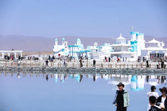 茶卡盐湖天空之镜庆祝活动_游客将茶卡盐湖铺路盐成袋装走_茶卡盐湖游客突破200万