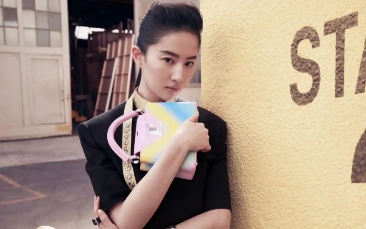 33岁刘亦菲瘦成小v脸，肤色美黑两个度？妆容粗糙被吐槽像男人