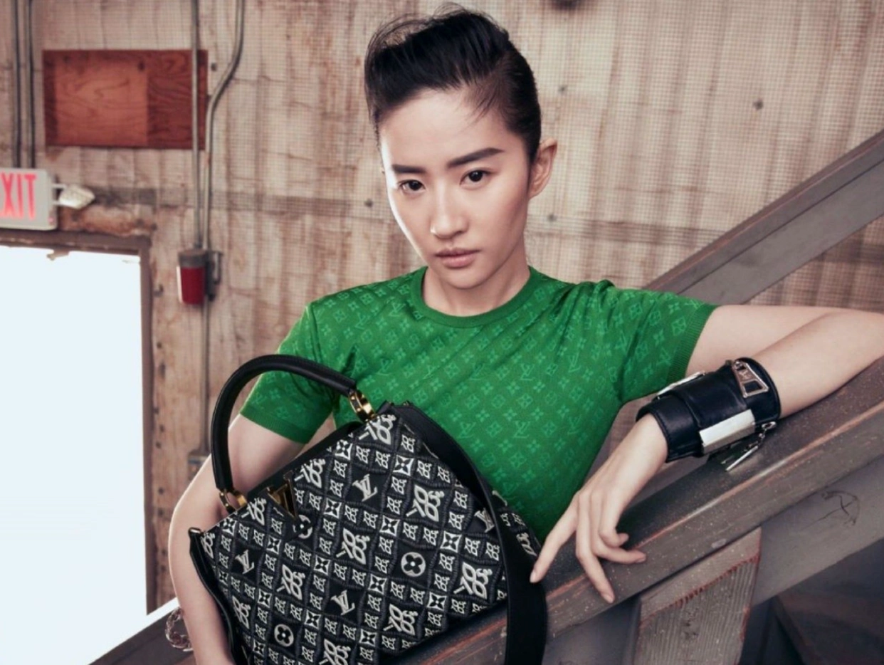 刘亦菲新代言海报造型评价_神仙姐姐男性化造型争议_刘亦菲化装