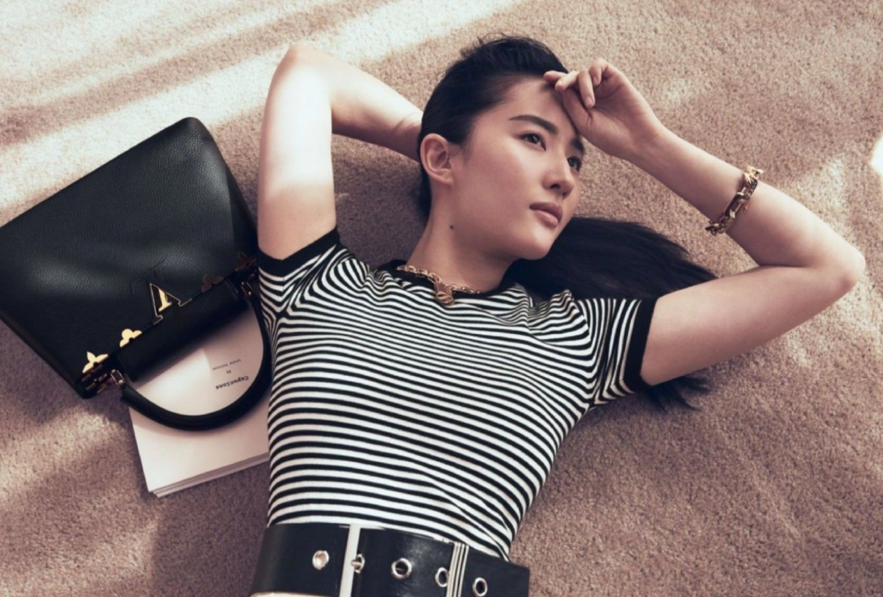 刘亦菲化装_神仙姐姐男性化造型争议_刘亦菲新代言海报造型评价