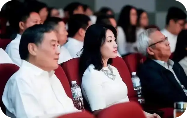 宗馥莉娃哈哈辞职事件_娃哈哈集团副董事长宗馥莉辞职真相_娃哈哈回应宗馥莉辞职:属实