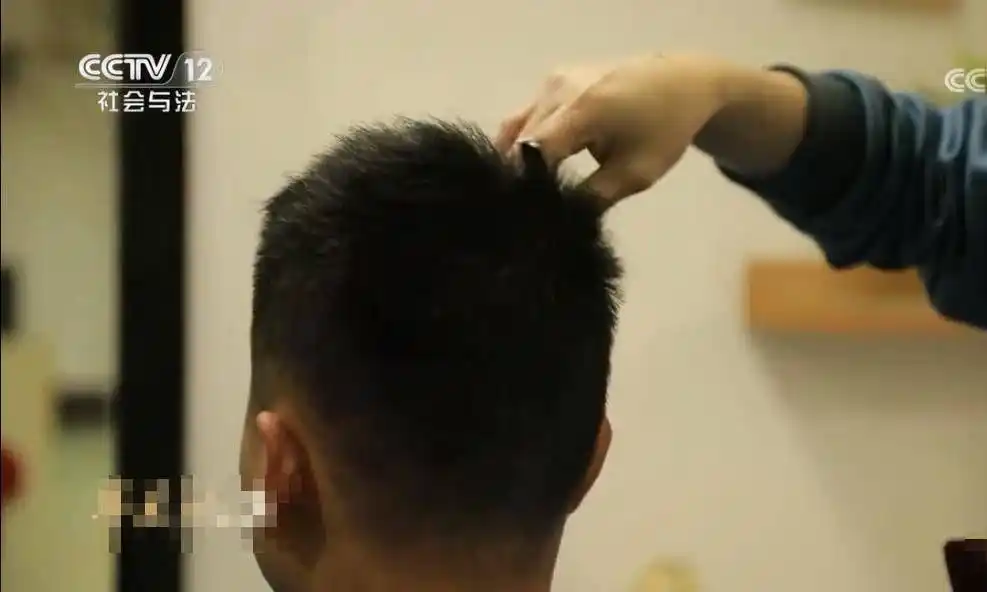 奇葩新闻标题_男子刷短视频发现妻子再婚真相_奇葩新闻盘点