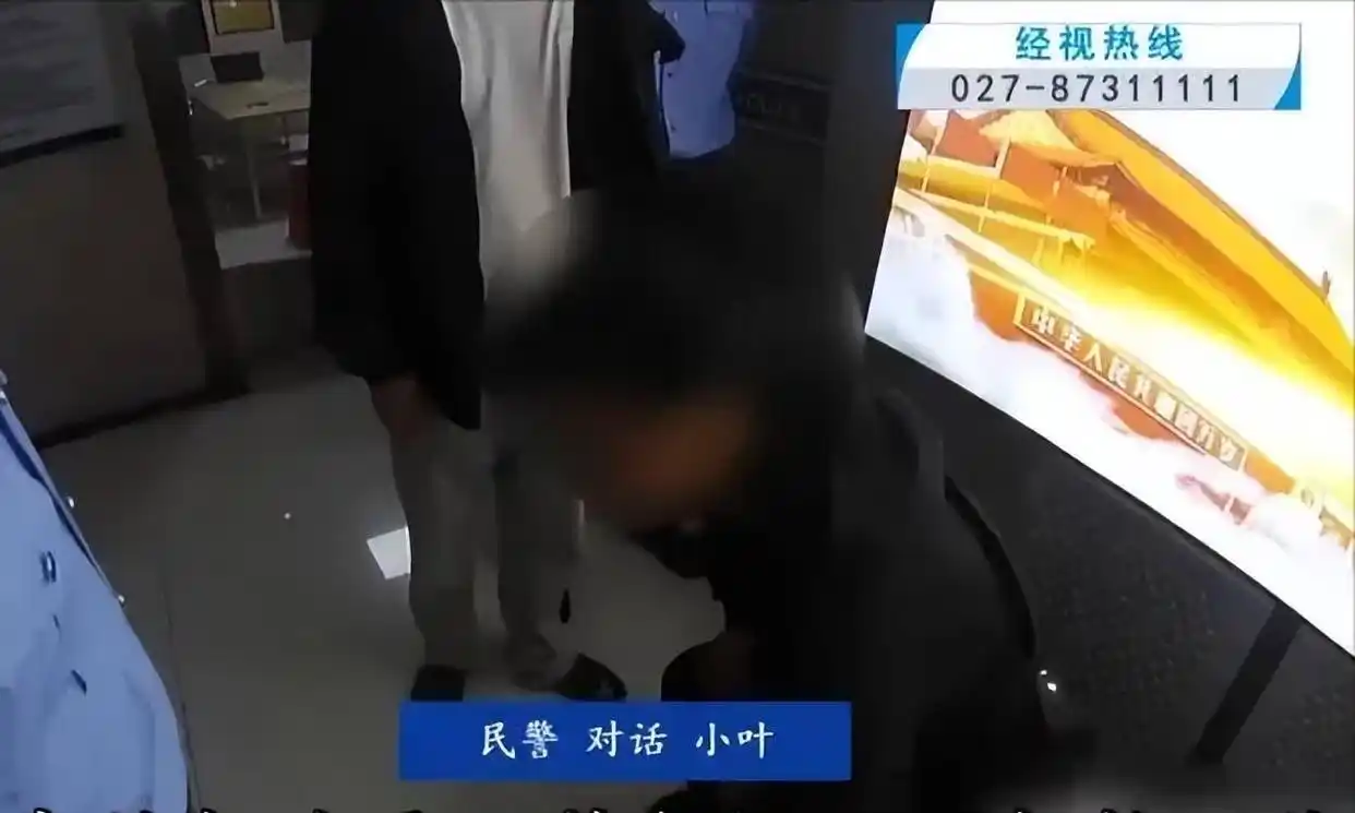 男子刷短视频发现妻子再婚真相_奇葩新闻标题_奇葩新闻盘点