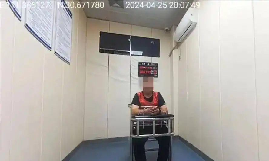 奇葩新闻盘点_奇葩新闻标题_男子刷短视频发现妻子再婚真相