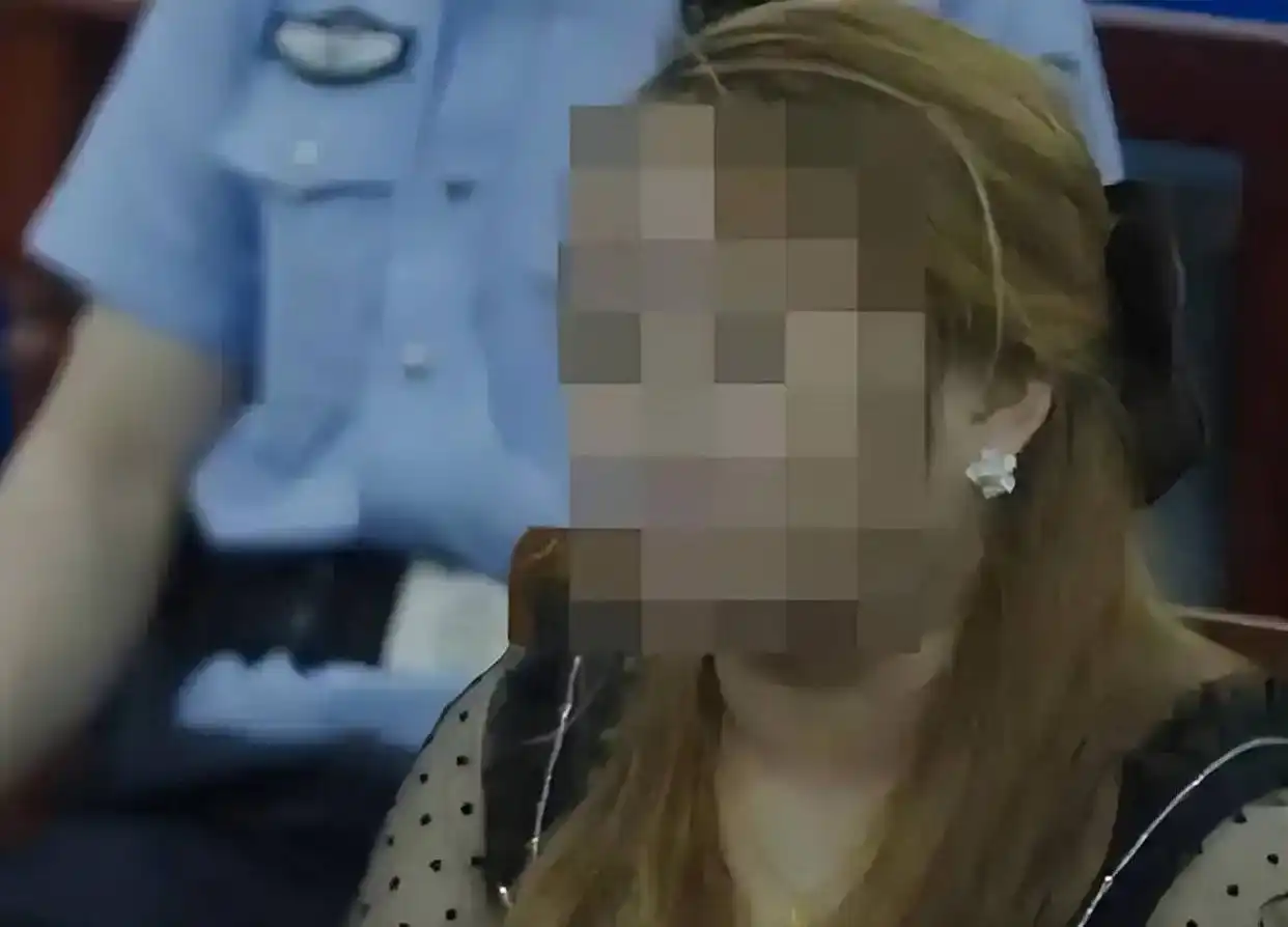 奇葩新闻盘点_奇葩新闻标题_男子刷短视频发现妻子再婚真相