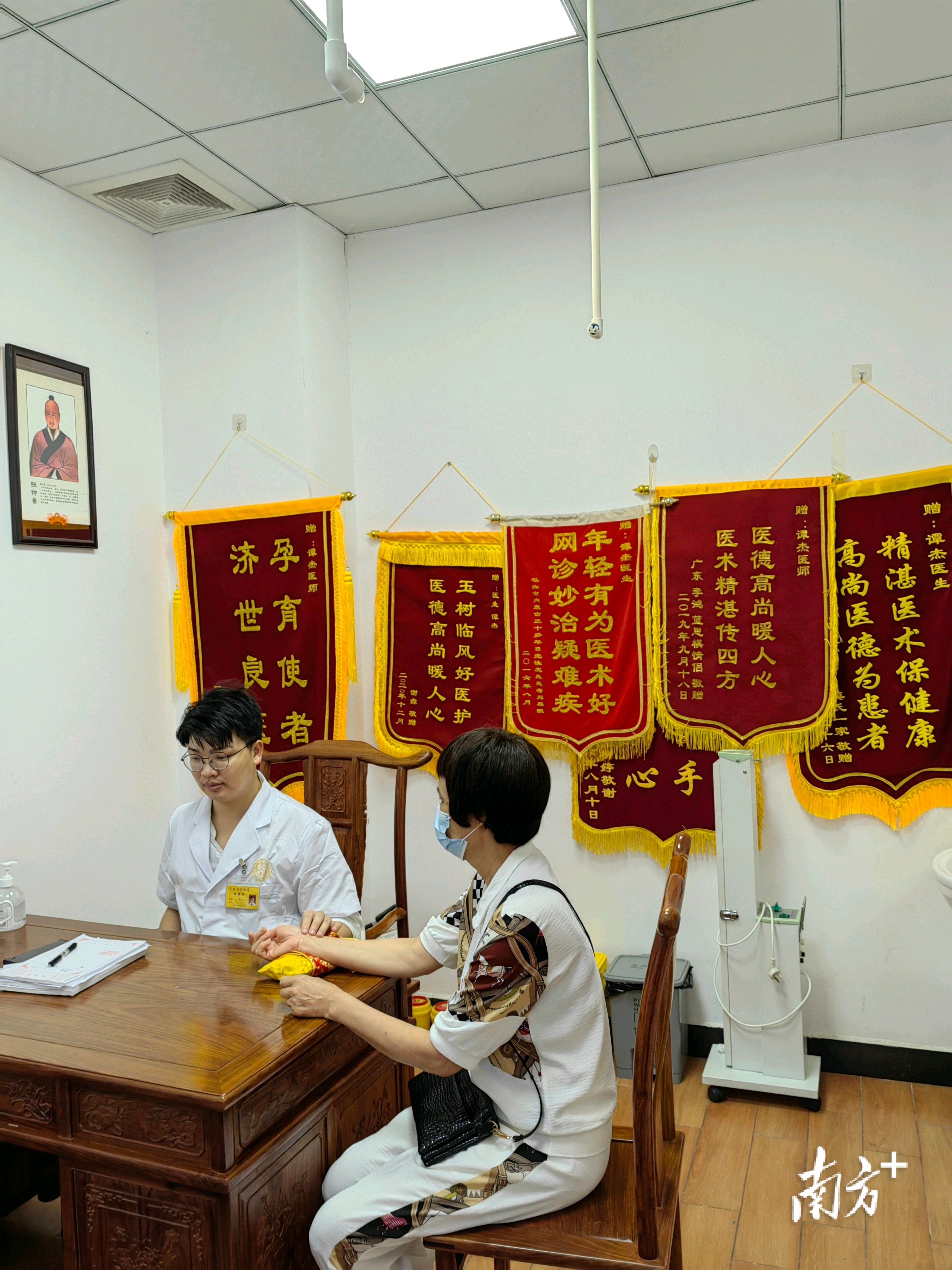 谭杰中医师门诊量排名_中医基础理论 谭杰中 迅雷下载_90后同仁堂特聘专家谭杰