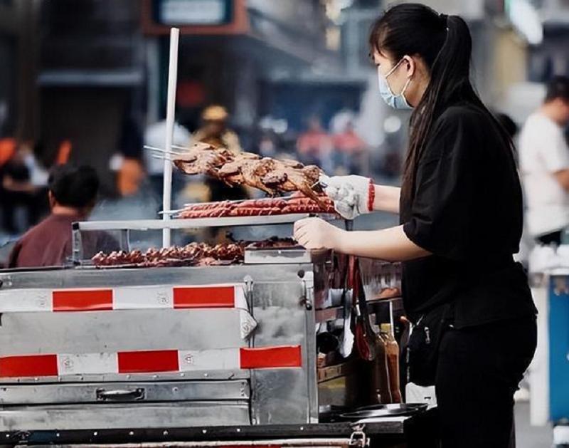 2006年一退伍军人摆摊谋生刺死城管，律师辩词震撼全场，引人落泪