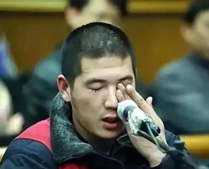 城管踩头_摆摊谋生 城管收车 退伍军人犯罪