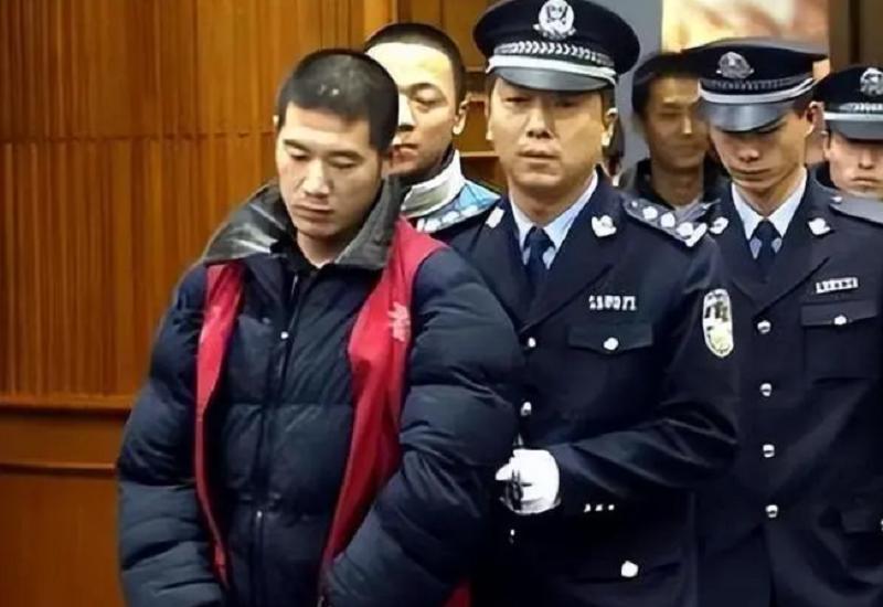 城管踩头_摆摊谋生 城管收车 退伍军人犯罪