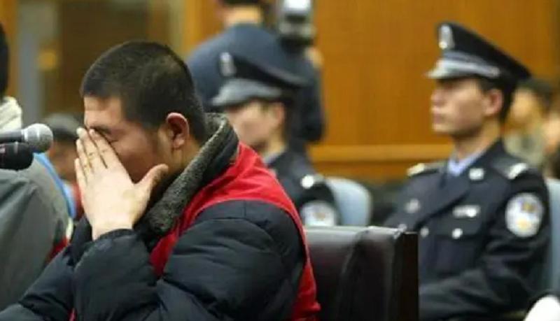 城管踩头_摆摊谋生 城管收车 退伍军人犯罪