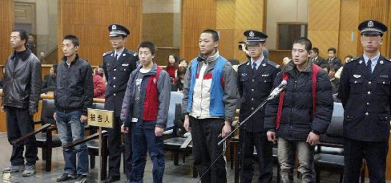 城管踩头_摆摊谋生 城管收车 退伍军人犯罪