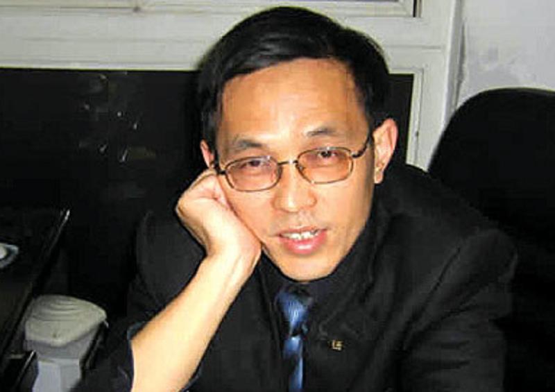 摆摊谋生 城管收车 退伍军人犯罪_城管踩头