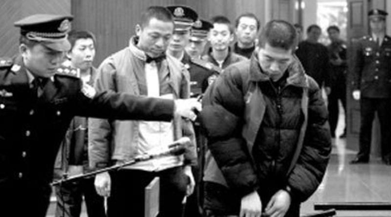 城管踩头_摆摊谋生 城管收车 退伍军人犯罪