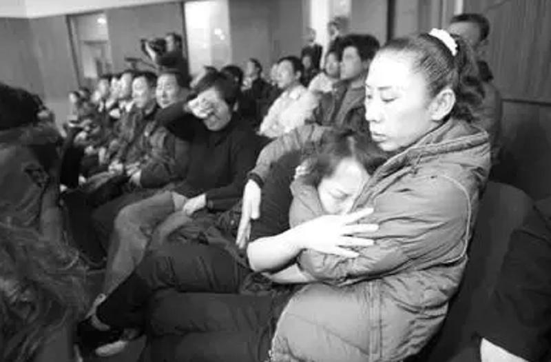 摆摊谋生 城管收车 退伍军人犯罪_城管踩头