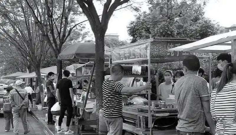 摆摊谋生 城管收车 退伍军人犯罪_城管踩头