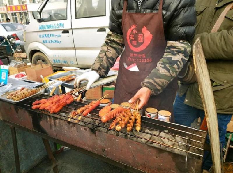 摆摊谋生 城管收车 退伍军人犯罪_城管踩头